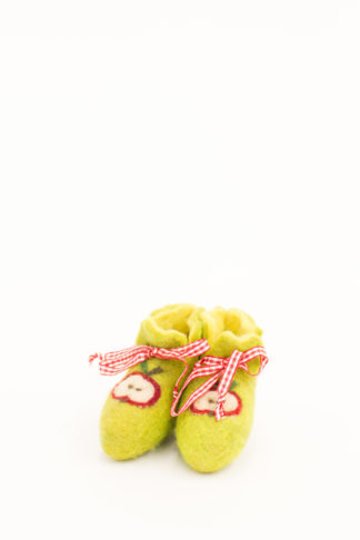 Babyschuh grün mit Äpfelchen