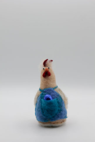 Huhn mit blauer Schürze
