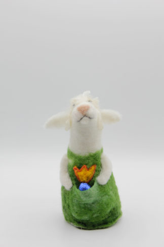 Schaf mit grüner Schürze